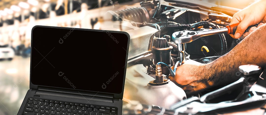Conceito de serviço de manutenção de automóveis, tela preta de laptop em branco e mecânico de automóveis