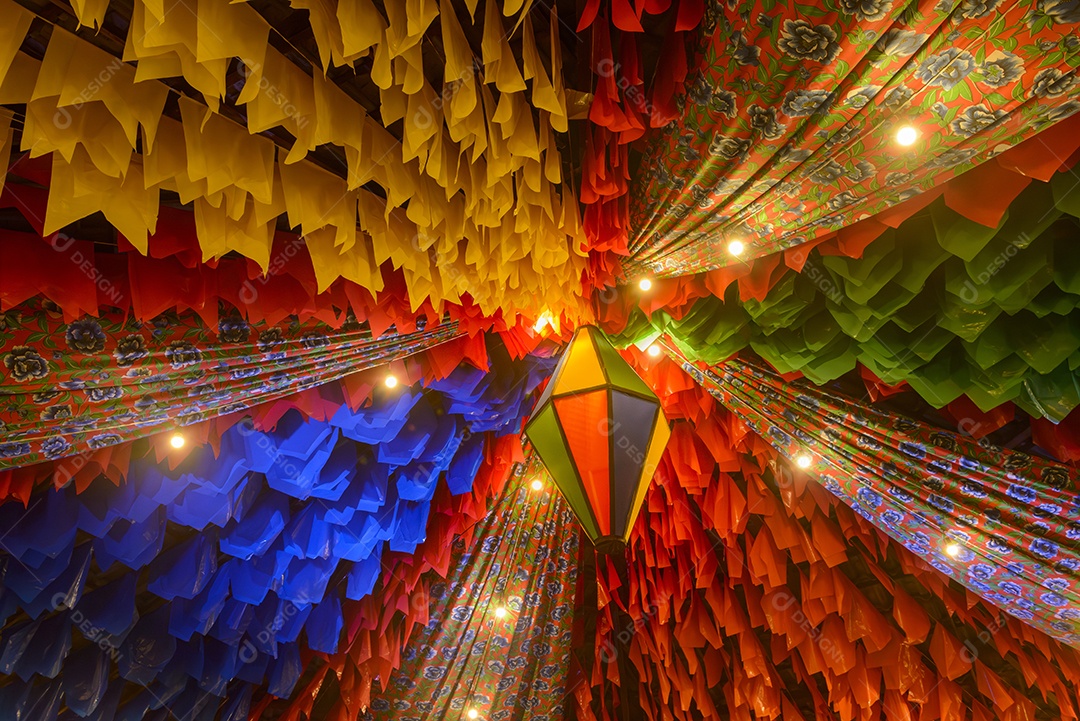 Bandeiras coloridas e balão, decoração da festa de São João, que acontece em junho no Nordeste do Brasil.