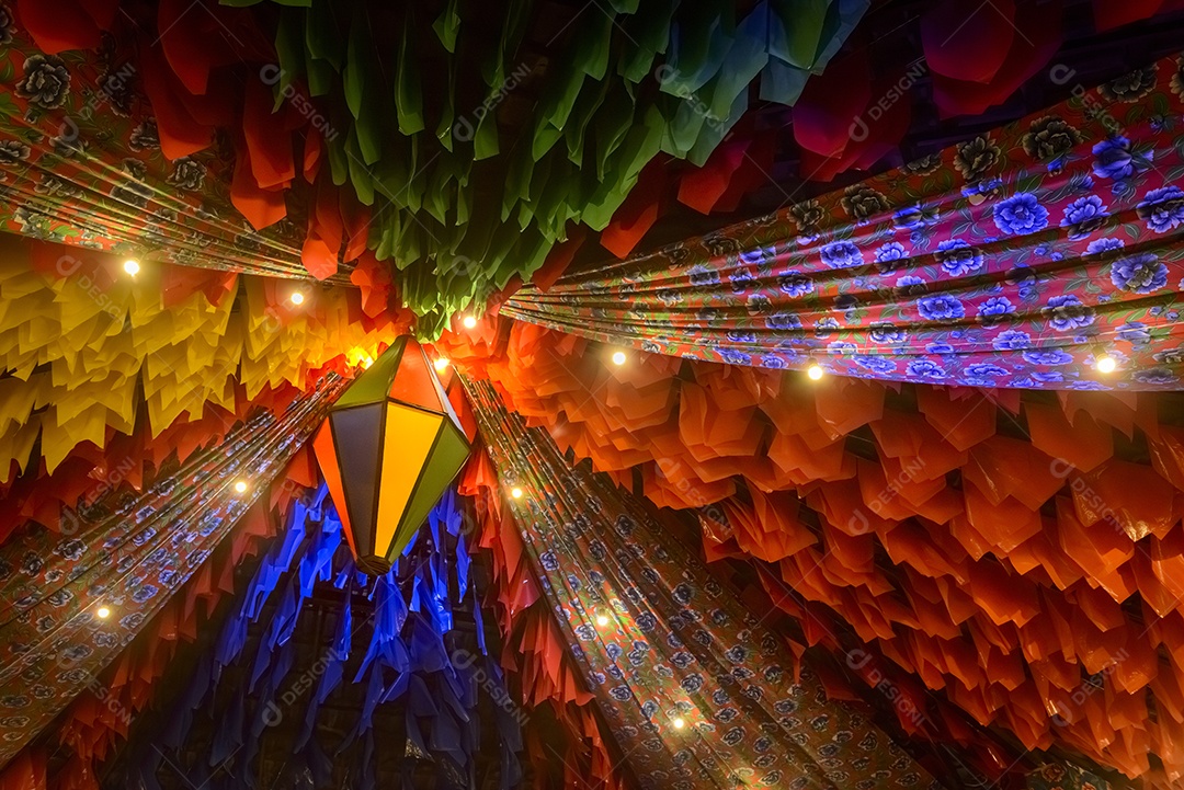 Bandeiras coloridas e balão, decoração da festa de São João, que acontece em junho no Nordeste do Brasil.