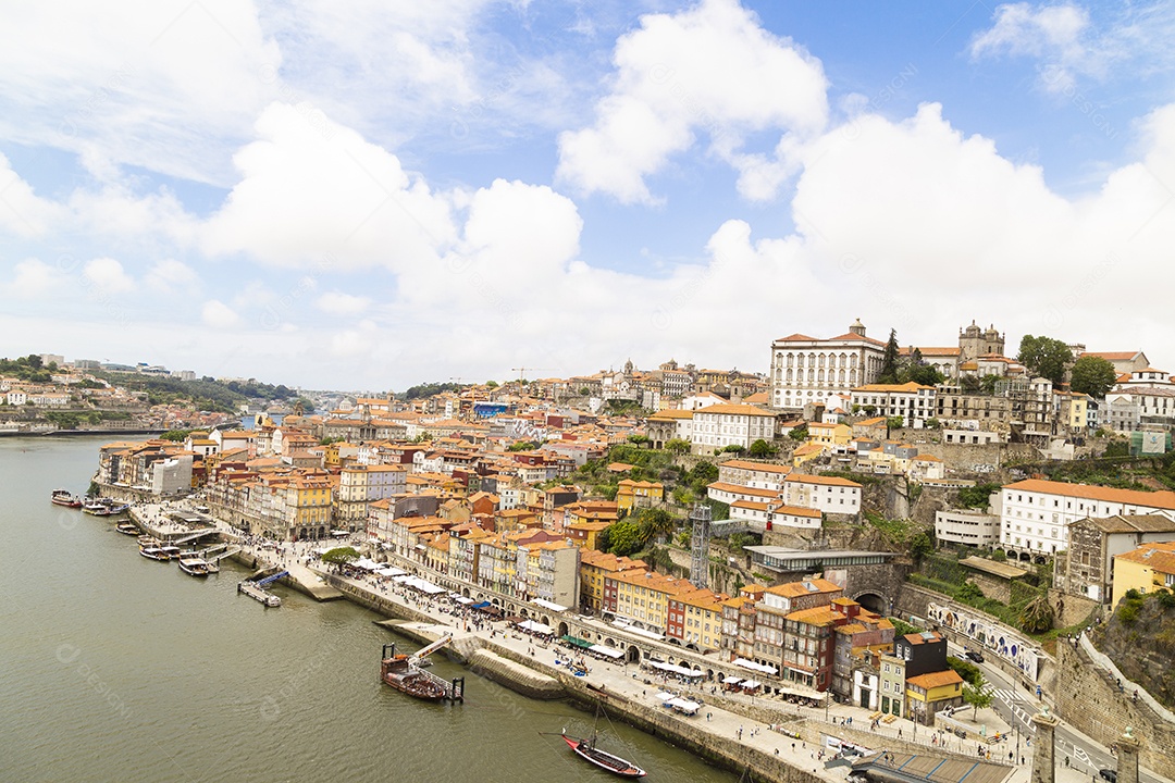 Vista superior da caida ribeira no Porto, Portugal.