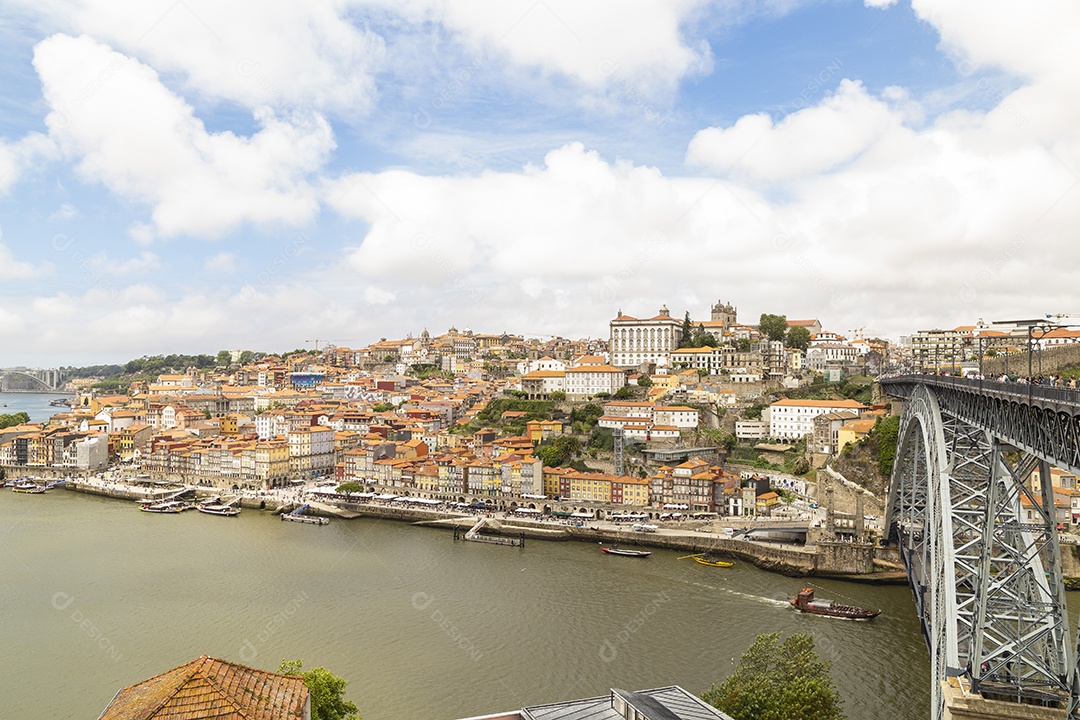 Vista superior da cidade do Porto em Portugal. E vemos a ponte Luís I.