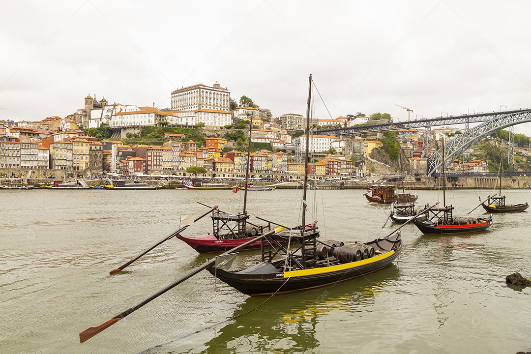 Barcos no rio Douro com vista para a cidade do Porto, em Portugal.