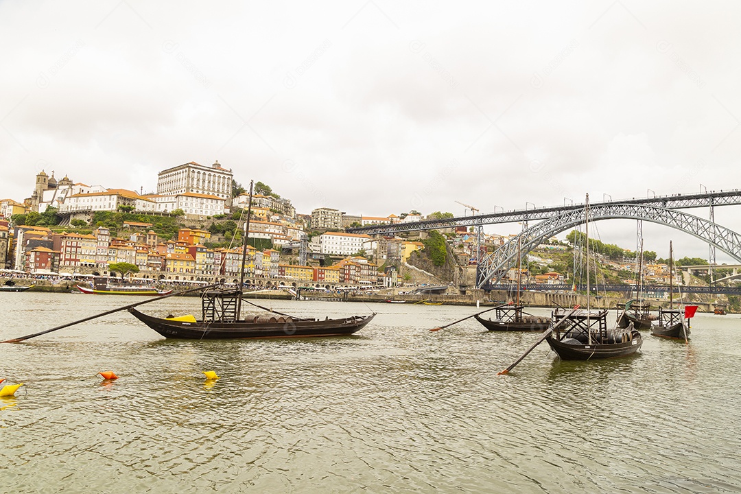 Barcos no rio Douro com vista para a cidade do Porto, em Portugal.