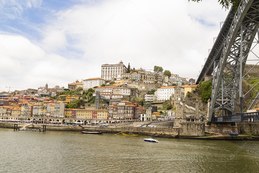 Vista da cidade do Porto em Portugal e da ponte Luís I.