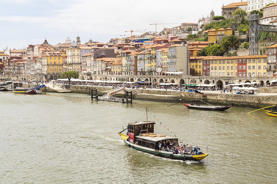 Cidade do Porto, com vista para o rio Douro e barta atravessando o rio.