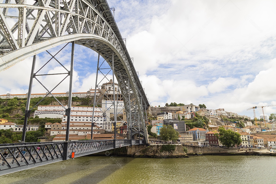 Cidade do Porto, com vista para o rio Douro e barta atravessando o rio.