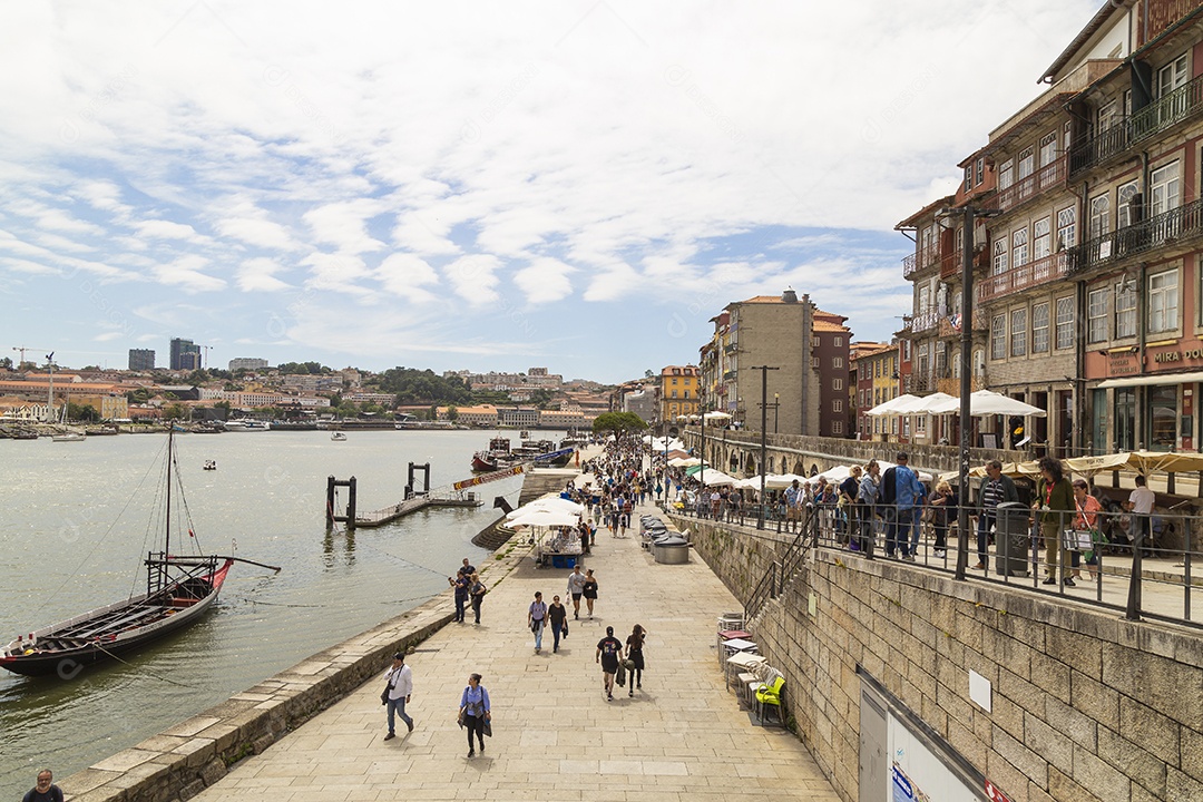 Pessoas passeando ao longo do cais da Ribeira em Portugal