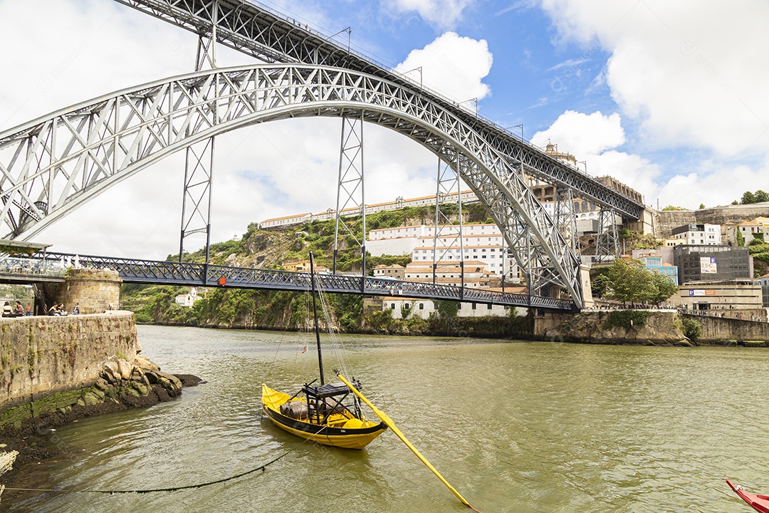 Ponte Luís I ao fundo, com céu azul no rio Douro, na cidade do Porto, em Portugal