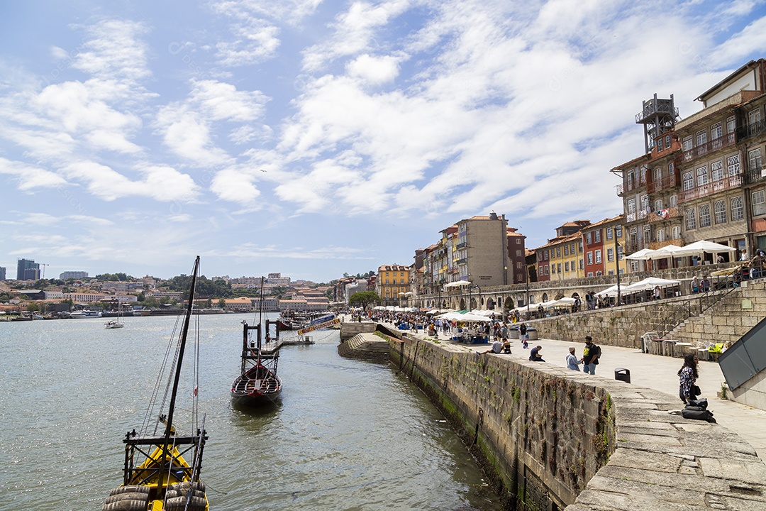 Vista do cais da Ribeira na cidade do Porto, num dia de sol e céu azul.