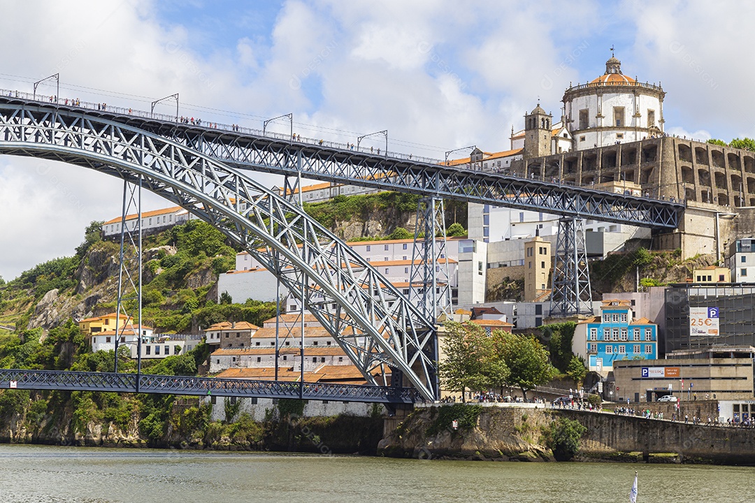 Ponte Luís I na cidade do Porto em Portugal. Ao fundo o mosteiro.