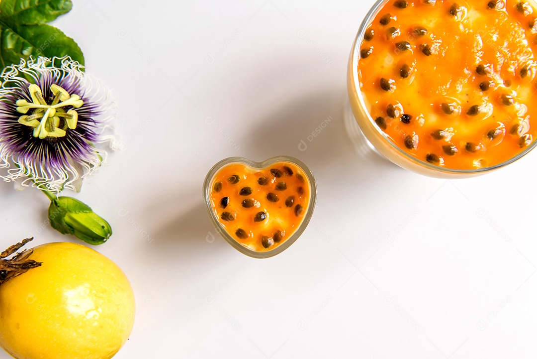 Mousse de maracujá e maracujá sobre fundo branco