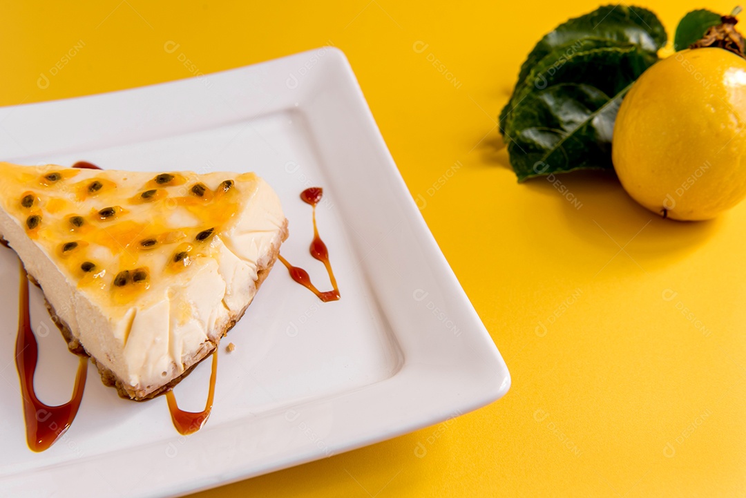 Cheesecake de maracujá em fundo amarelo