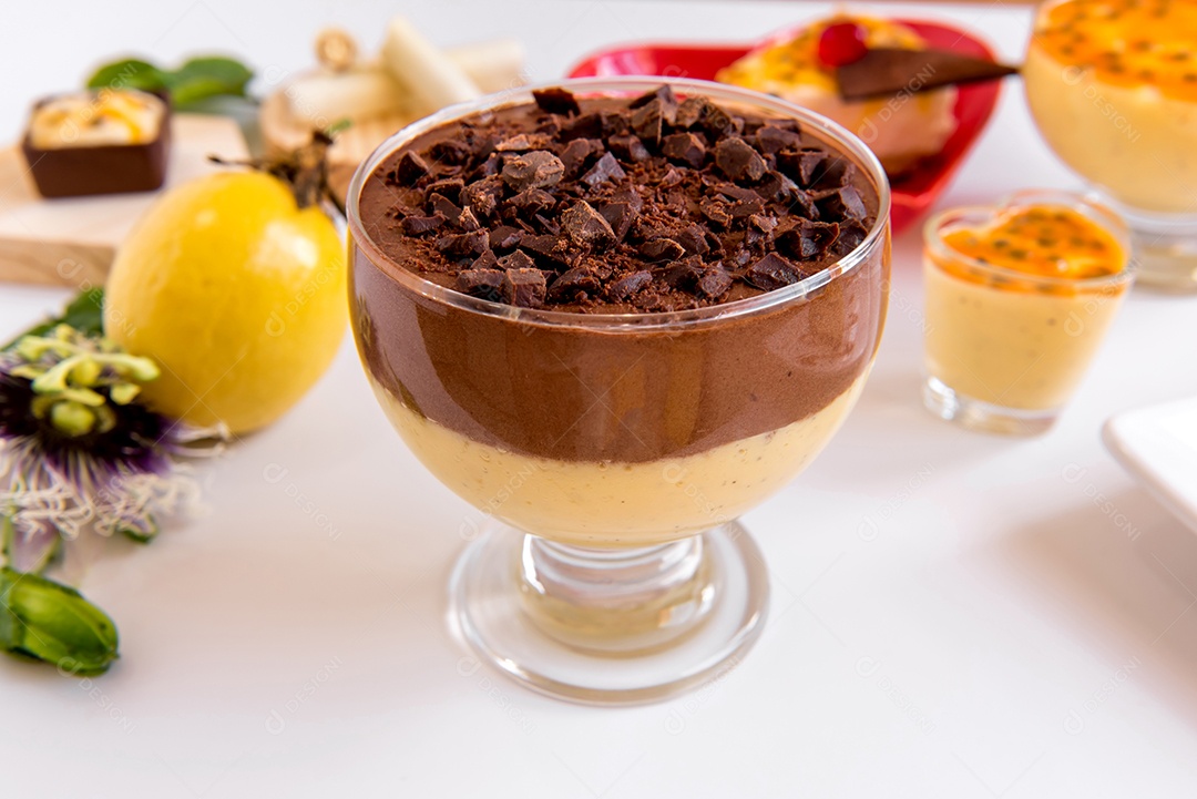 Mousse de maracujá com chocolate no fundo branco