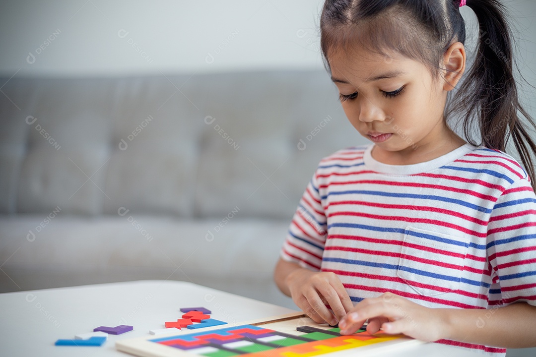 Meninas asiáticas brincam com quebra-cabeças, aprendem matemática, conceito de educação