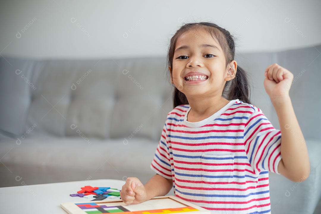 Meninas asiáticas brincam com quebra-cabeças, aprendem matemática, conceito de educação