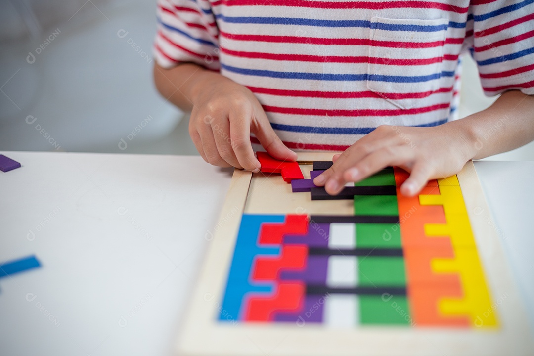 Meninas asiáticas brincam com quebra-cabeças, aprendem matemática, conceito de educação