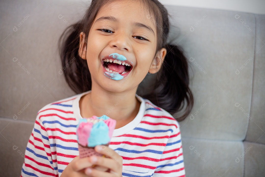 Menina bonito da criança comendo sorvete