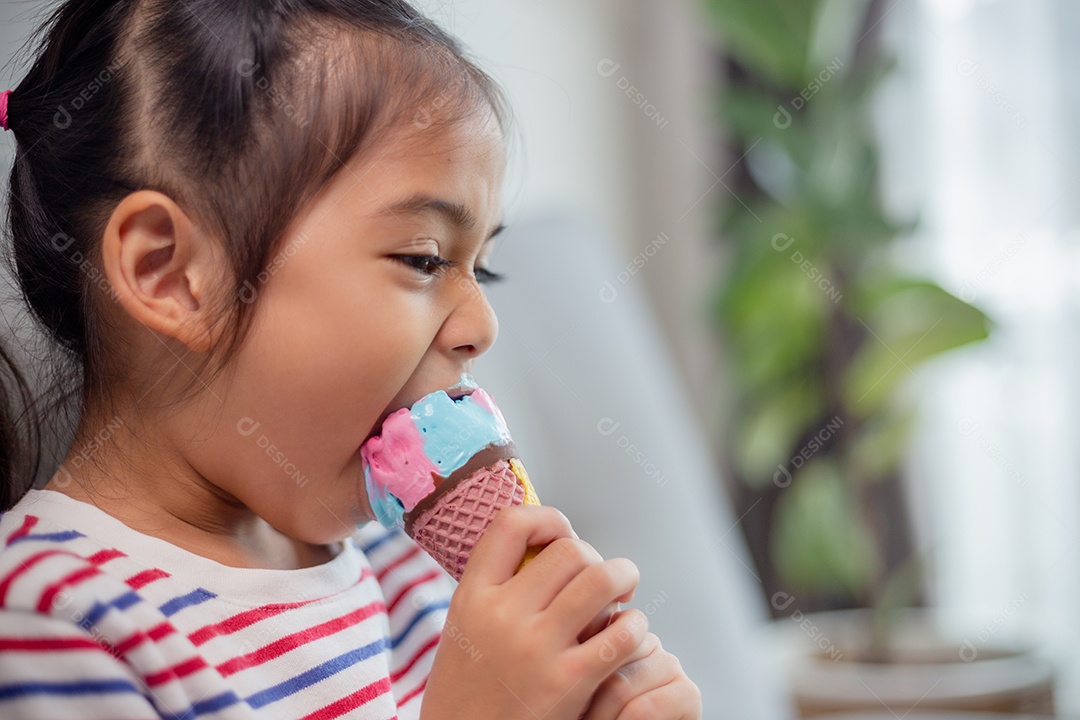 Menina bonito da criança comendo sorvete