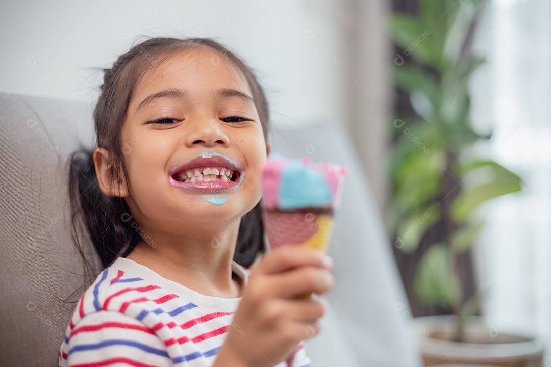 Menina bonito da criança comendo sorvete