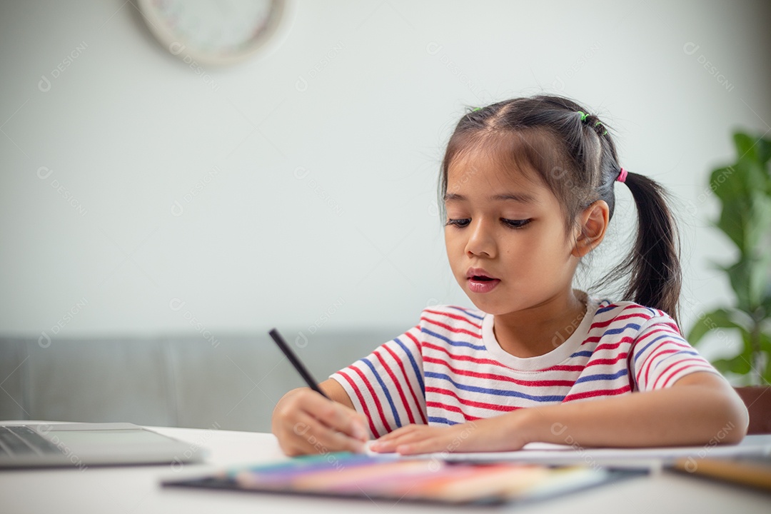 Alunos de crianças asiáticas de volta à escola fazendo lição de casa para aprender novas ideias pensam.