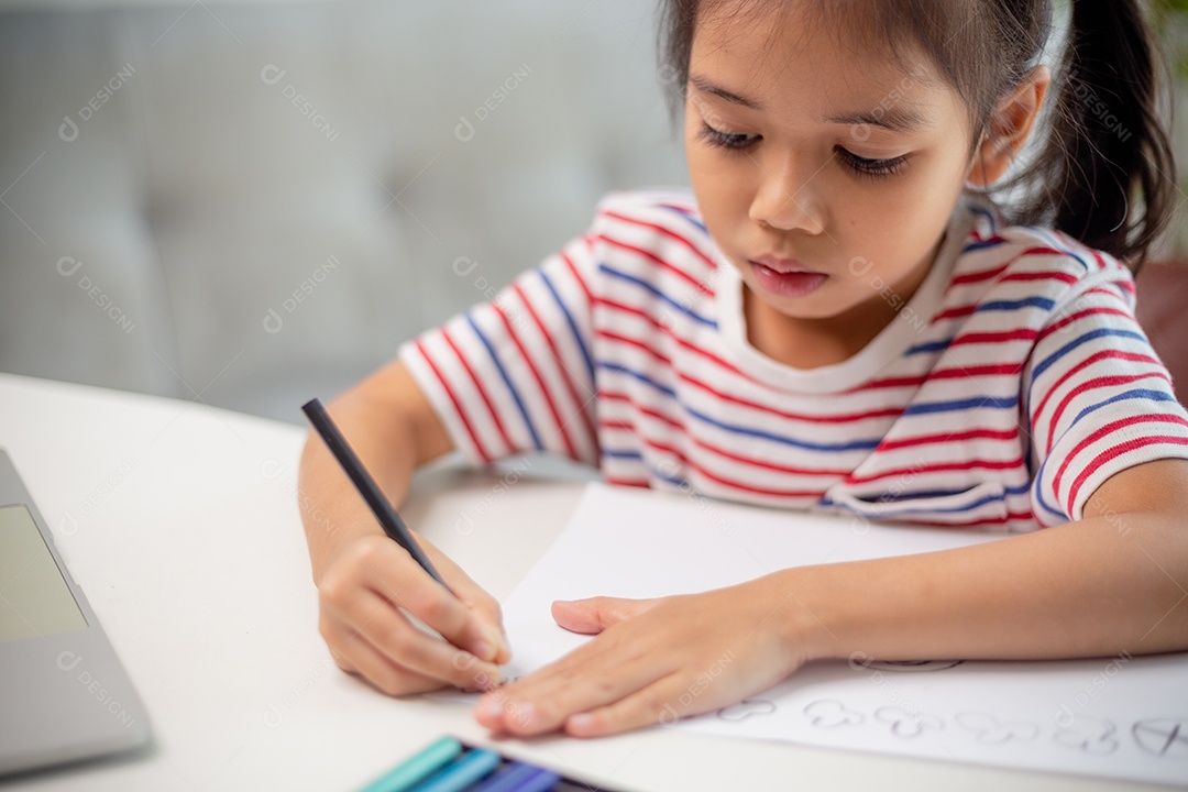 Alunos de crianças asiáticas de volta à escola fazendo lição de casa para aprender novas ideias pensam.