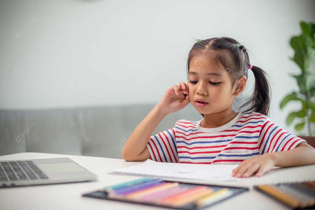 Alunos de crianças asiáticas de volta à escola fazendo lição de casa para aprender novas ideias pensam.