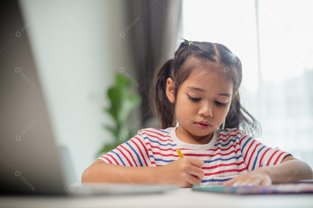 Alunos de crianças asiáticas de volta à escola fazendo lição de casa para aprender novas ideias pensam.