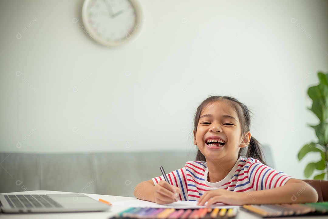 Alunos de crianças asiáticas de volta à escola fazendo lição de casa para aprender novas ideias pensam.