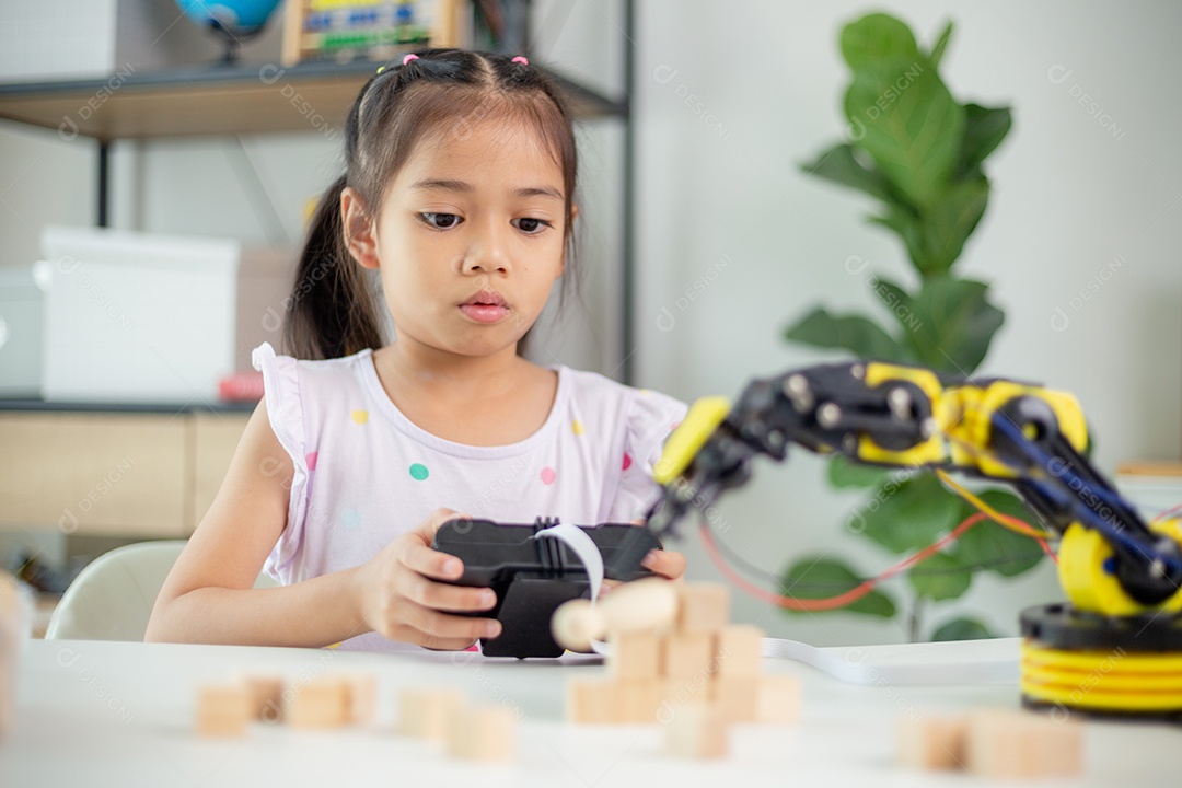 Conceito de educação STEM. Estudantes asiáticos aprendem em casa codificando braços de robôs em STEM