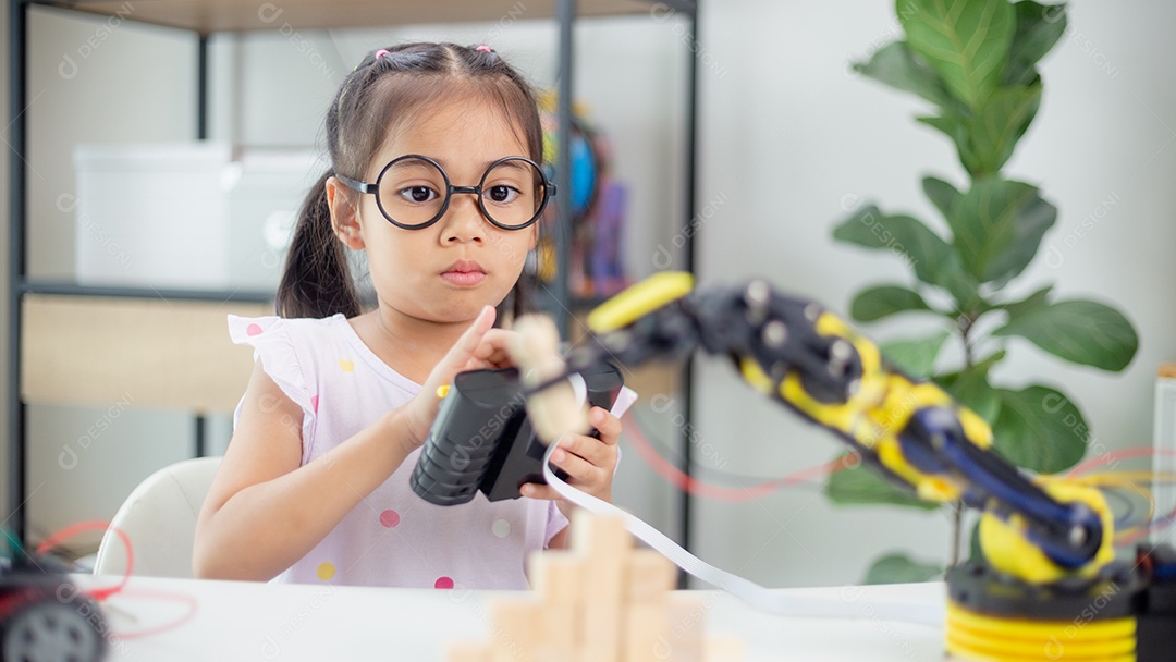 Conceito de educação STEM. Estudantes asiáticos aprendem em casa codificando braços de robôs em STEM