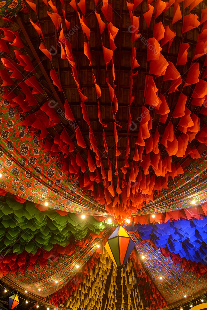 Bandeiras coloridas e balão, decoração da festa de São João, que acontece em junho no Nordeste do Brasil.