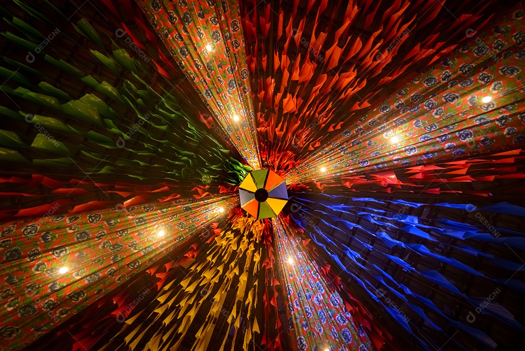 Bandeiras coloridas e balão, decoração da festa de São João, que acontece em junho no Nordeste do Brasil.