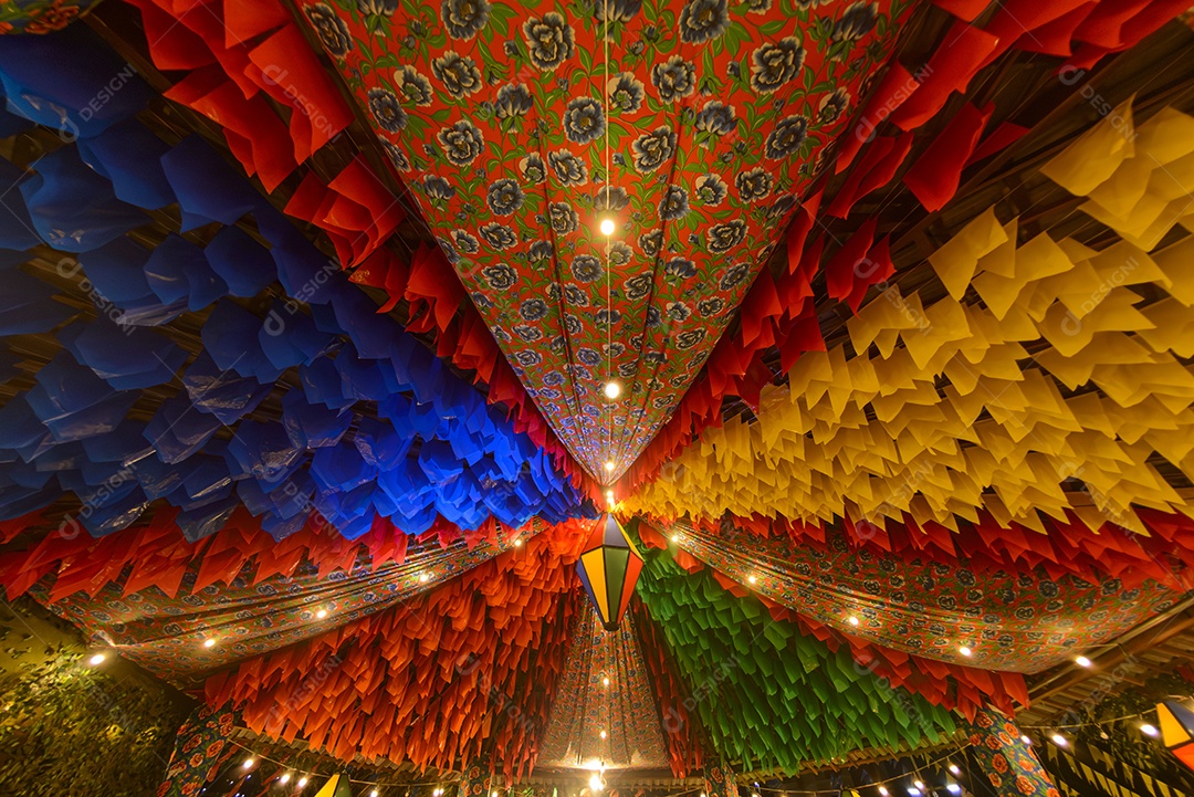 Bandeiras coloridas e balão, decoração da festa de São João, que acontece em junho no Nordeste do Brasil.