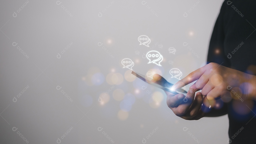 Bate-papo ao vivo e conceitos de redes sociais, close-up mãos usando smartphone móvel com ícones de caixa de bate-papo