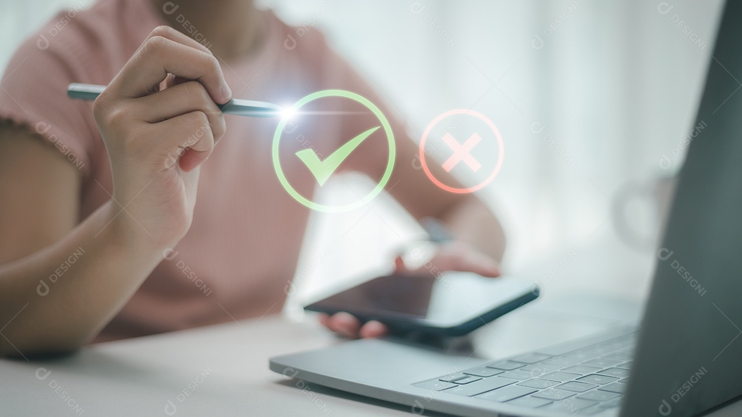 Ícones certos e errados com a mão feminina escolhendo o ícone certo.