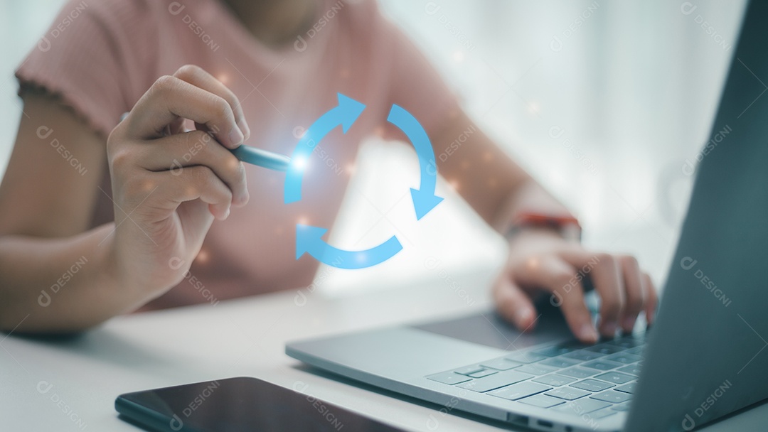 As mulheres desenham um círculo de reciclagem com setas em uma tela de interface virtual futurista.