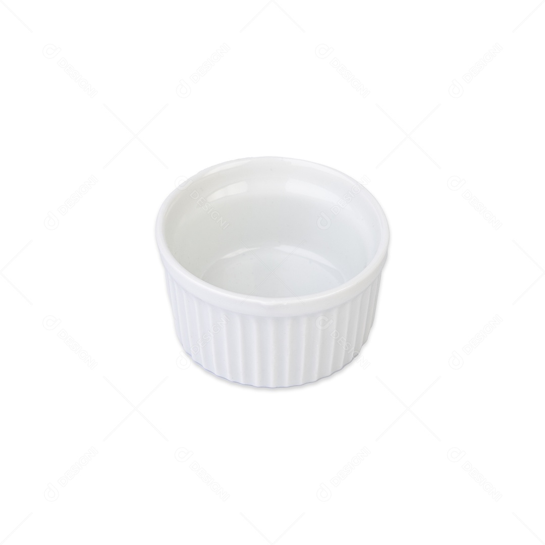 Ramekin branco cerâmico isolado sobre fundo branco.