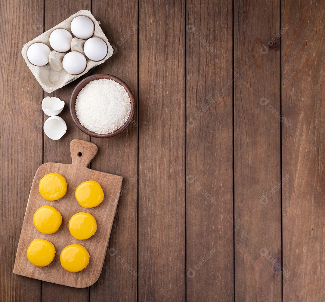 Quindim, tradicional sobremesa brasileira de ovo e coco com ingredientes e espaço para texto.