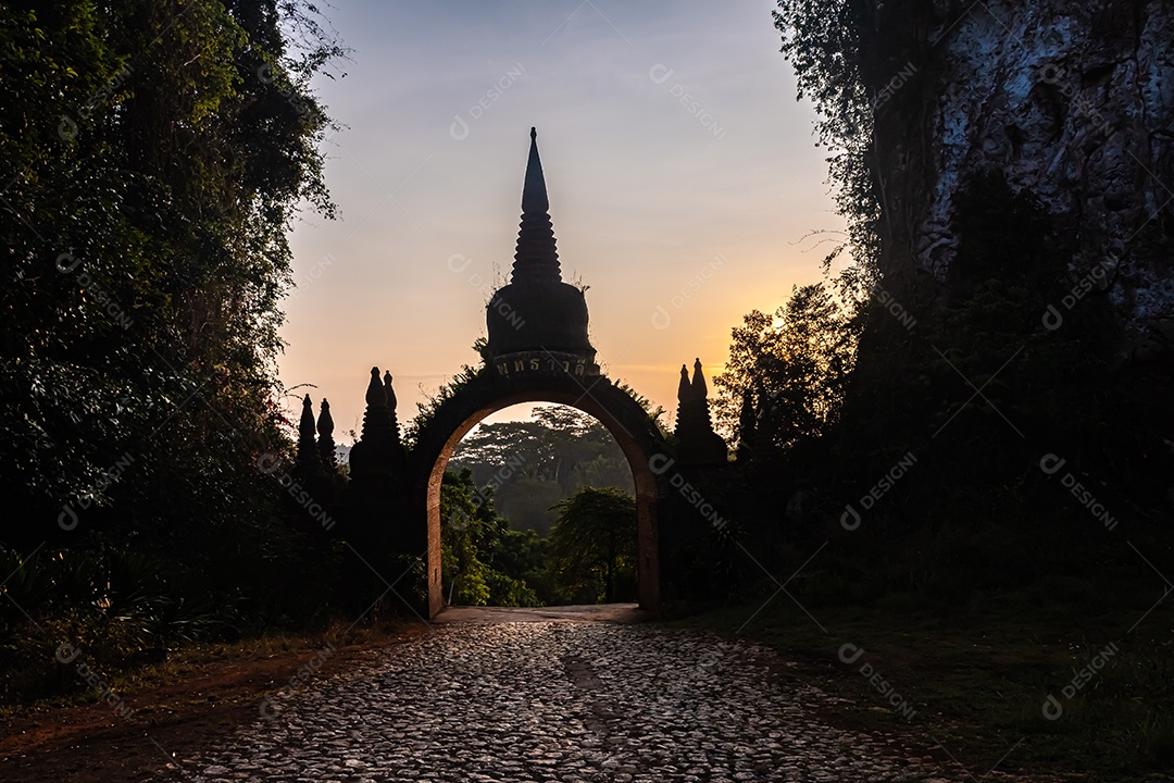 Paisagem do belo nascer do sol no Parque Khao Na Nai Luang Dharma em Surat Thani Tailândia