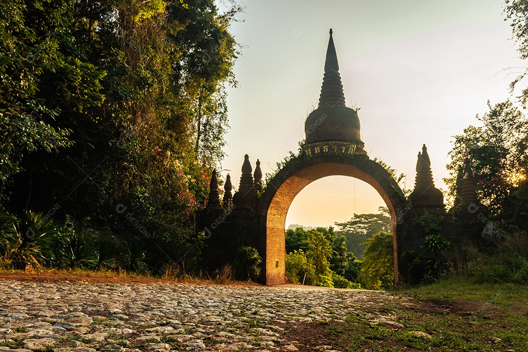 Paisagem do belo nascer do sol no Parque Khao Na Nai Luang Dharma em Surat Thani Tailândia