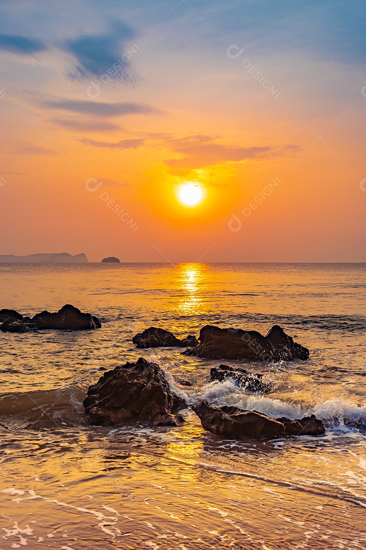 Paisagem do mar e ondas do mar pela manhã