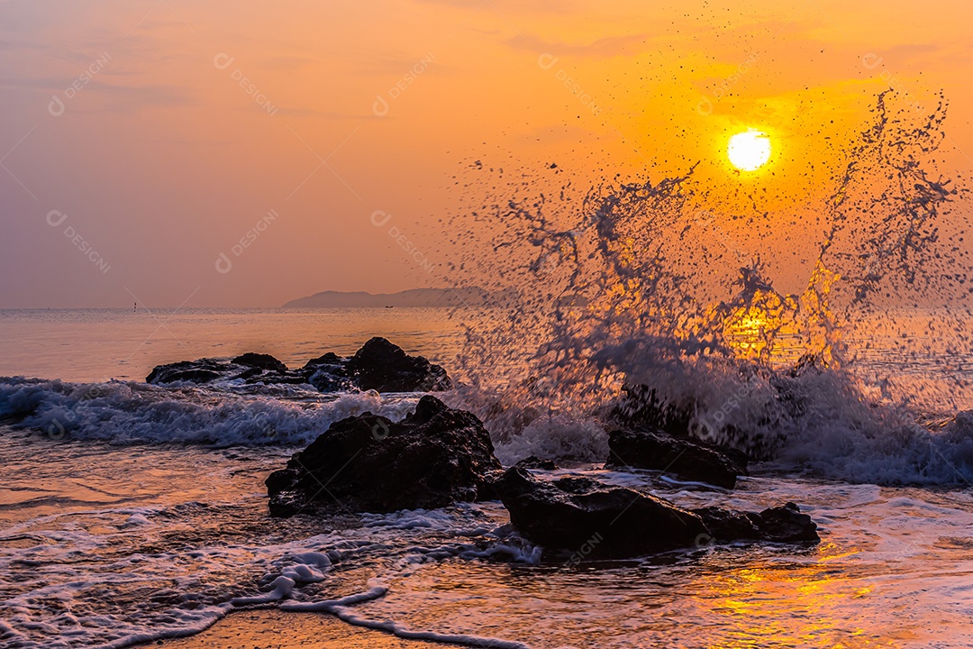 Paisagem do mar e ondas do mar pela manhã