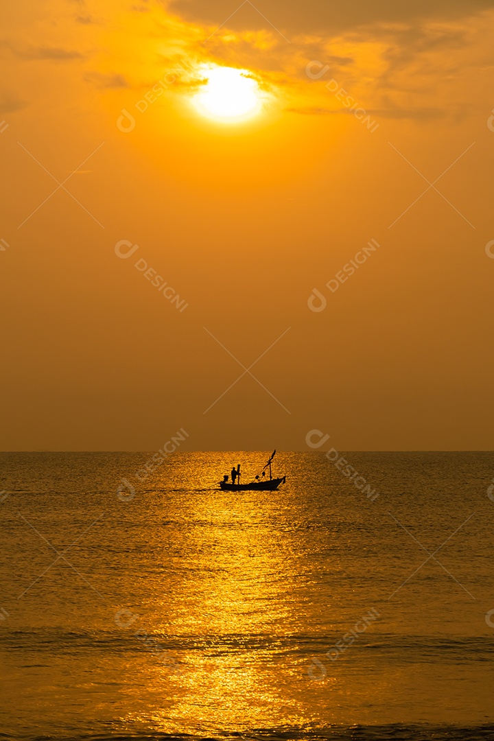 Paisagem do mar e ondas do mar pela manhã