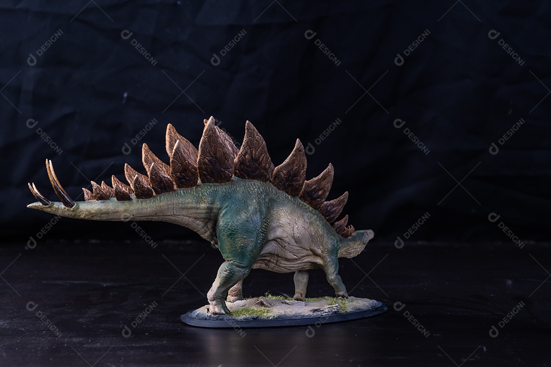 Belo dinossauro sobre fundo isolado