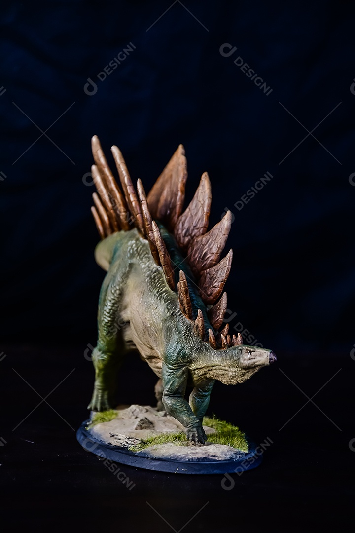 Belo dinossauro sobre fundo isolado