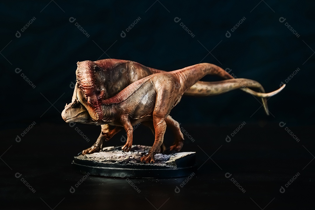 Belo dinossauro sobre fundo isolado