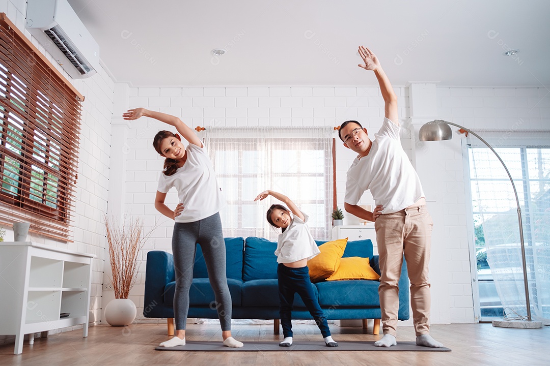 Família composta por pais e filhas se exercitando juntos em casa.