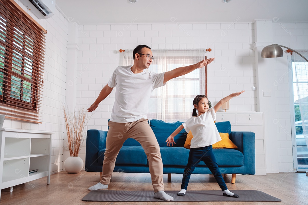 Pai e filha se exercitando juntos e felizes em casa.