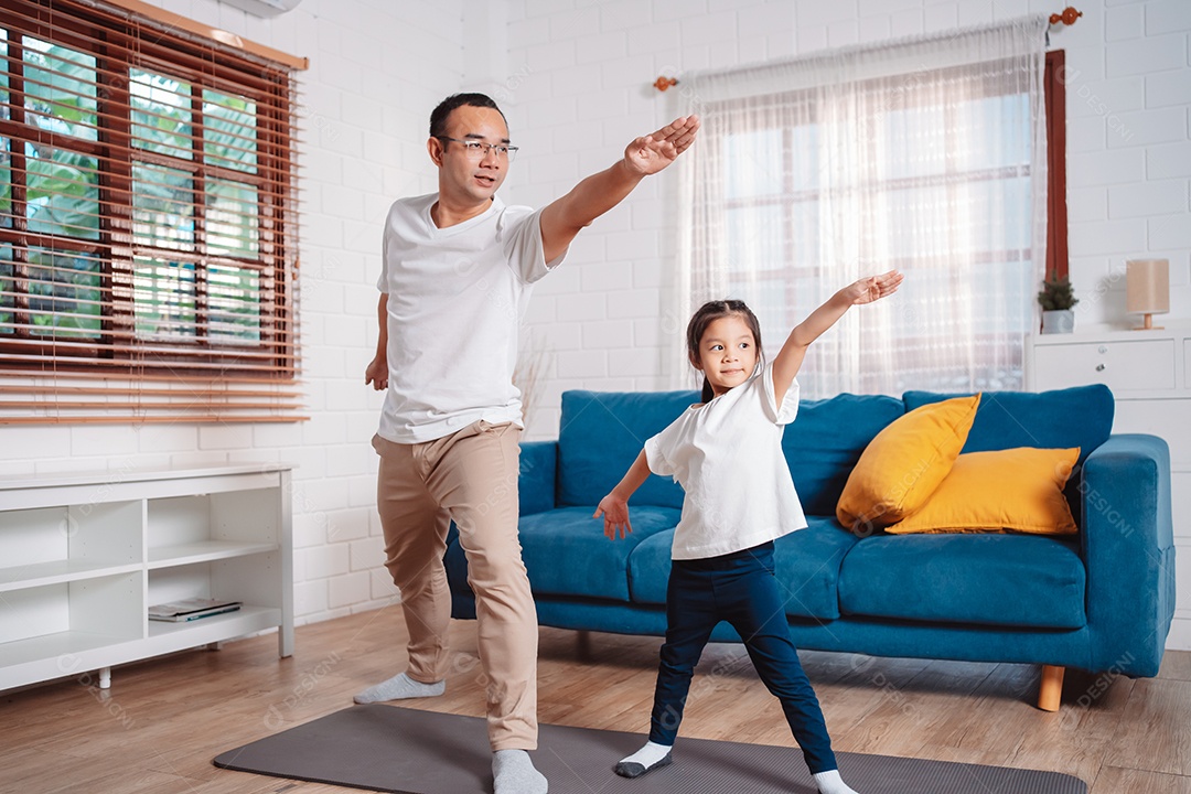 Pai e filha se exercitando juntos e felizes em casa.