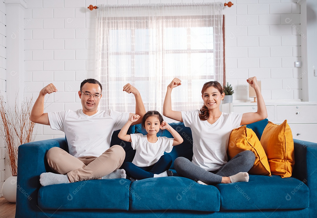 Família composta por pais e filhas se exercitando juntos em casa.